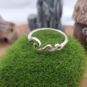 Elegant Silver Wave Ring Size 6 R814